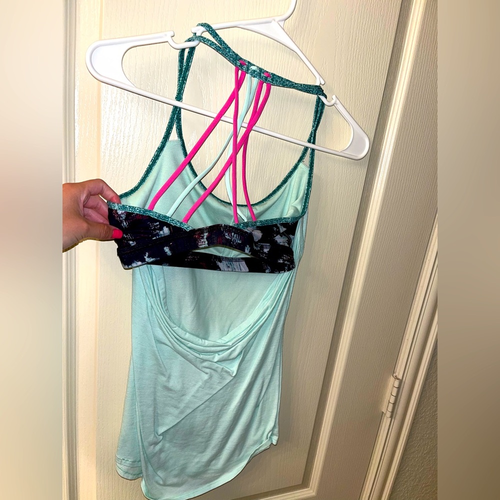 Lululemon workout top size 6 w built in bra